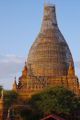 Mit Bambusstangen kunstvoll eingerüsteter Stupa