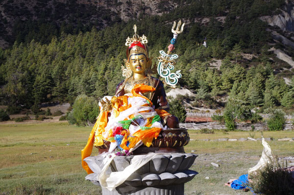 Ein Buddha auf der gruenen Wiese - Padmasambhava