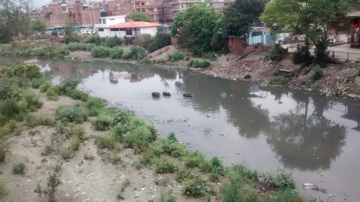 Bishnumati River in Kathmandu, eher ein Abwasserkanal