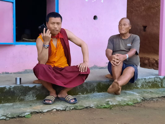 Der Lama sitzt mit Mandhoj zusammen