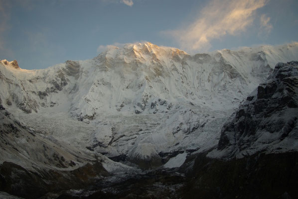 Die ersten Sonnenstrahlen treffen den Gipfel von Annapurna-Süd.