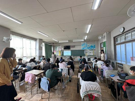 小学校向けボランティア活動によるプログラミング風景