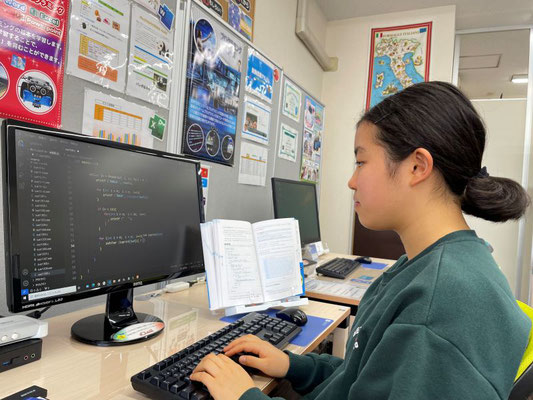 女子高生のコードプログラミング学習風景