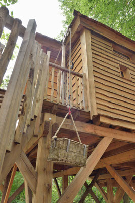 Petit-déjeuner à la Cabane Haut Charmes en Dordogne livré en panier !  © Michel Blot, Photographe