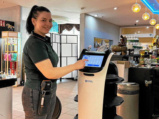 Gleich flitzt der Serviceroboter an Ihren Tisch"