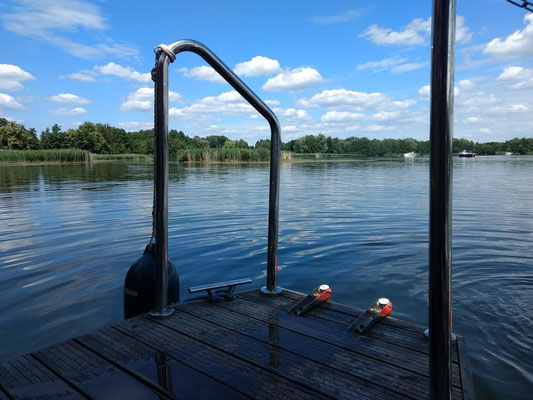 Mit dem Hausboot auf einem See entlang der Havel | Hausboot mieten | Die Bootschaft