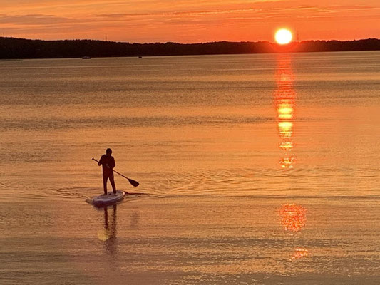 Abendausflug mit dem SUP im Hausbooturlaub  | Hausboot mieten | Die Bootschaft