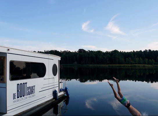 Hausboot der KOMPAKT-Klasse auf dem See - Badestopp  | Hausboot mieten | Die Bootschaft