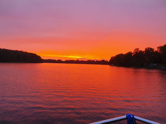 Sonnenuntergang vom Hausboot beobachten | Hausboot mieten | Die Bootschaft