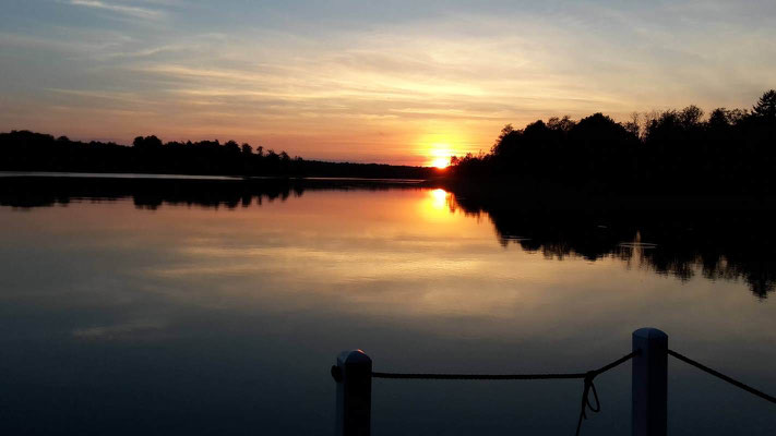 Sonnenuntergang vom Hausboot gesehen  | Hausboot mieten | Die Bootschaft