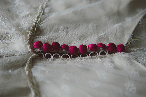 détail-fermeture-robe-de-mariée-boutons-recouverts-à-la-main-tissu-soie-rose-creation-emmanuelle-gervy