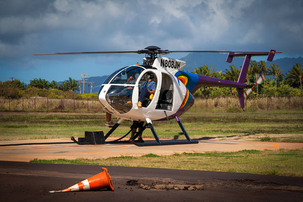Kauai: Lihue Airport: Hughes 500 - Waiting for take off