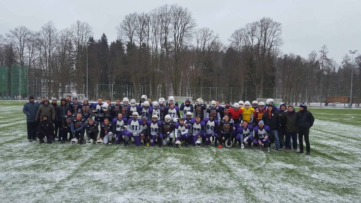 American Football Trainingslager Gruppenbild im Schnee