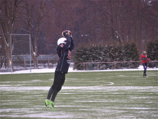 American Football Spieler fängt Ball