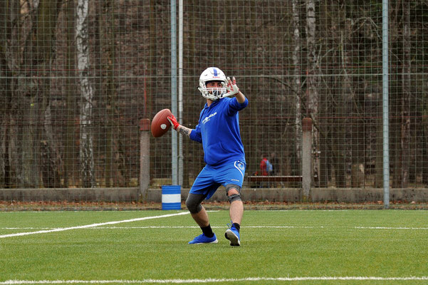 American Football Spieler beim Wurf