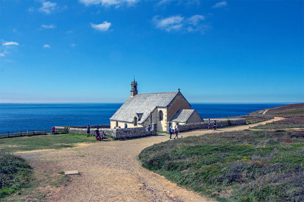Point du Van. Kapelle Saint-They aus dem 17. Jahrhundert. Aufgrund von Erosion rückt das Kirchlein immer näher ans Meet