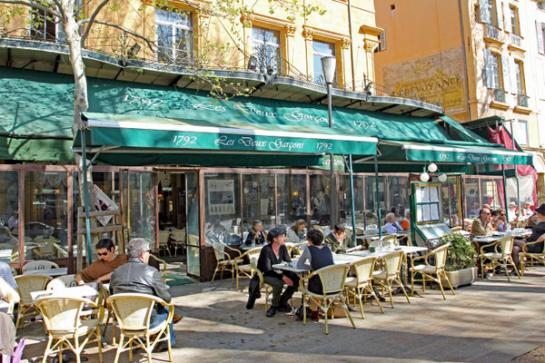 Das berühmteste Cafe ist das "Le Deux Garçons", das bereits 1792 eröffnet wurde. Hier trafen sich Zola, Cézanne oder auch Cocteau.