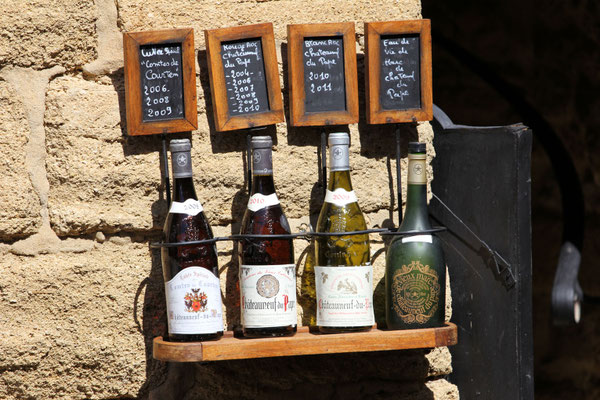 Typisch für einen Châteauneuf ist die Flasche: mit den aufgeprägten gekreuzten Petrus-Schlüsseln und der Tiara.