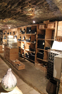 Zahlreiche Weinkeller bieten Verkostungen an - preiswert ist der Wein freilich nicht.