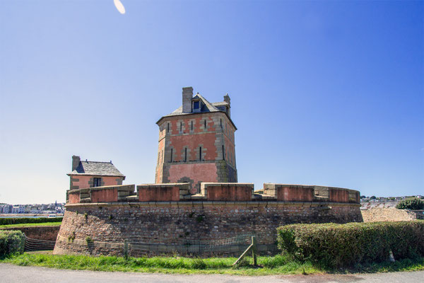 Der Vauban-Turm von Camaret - war einst eine Verteidigungsanlage mit elf Kanon und schützte die Reede von Brest - heute Unesco-Weltkulturerbe