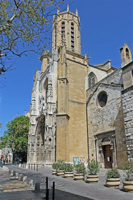 Die Kathedrale St.-Sauveur in Aix-en-Provence vereint verschiedene Baustile: romanisch, gotisch und und und