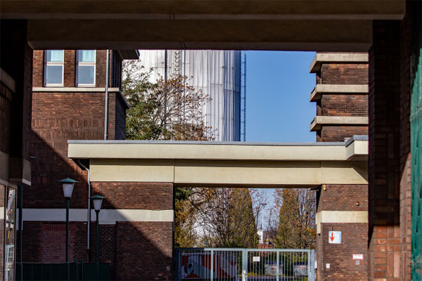 Direkt gegenüber befinden sich der Gasometer und das Centro.