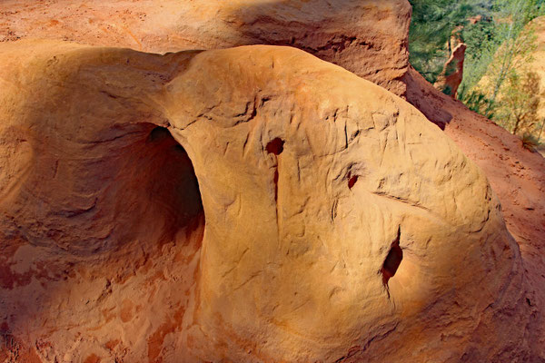 Die Ockerhügel wurden einst, als die Menschen das wertvolle Eisenoxit-Pigment abbauten, von kleinen Minen, oft kilometerlangen Gängen durchlöchert. 