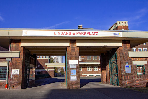 Der Eingangsbereich (mit Pförtner) des GHH-Gebäudekomplexes.