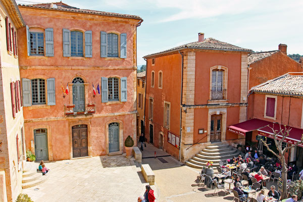 Die Place de la Marie ist das Zentrum von Roussillon, wer hier einen Platz in den Cafes und Bistros erobert, sollte das wunderbare Sujet genießen.