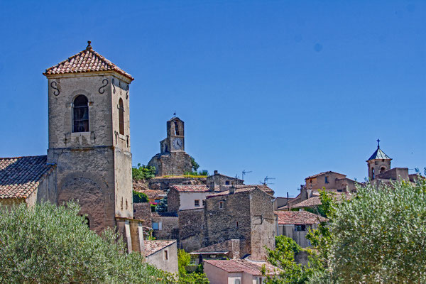 Drei Kirchen besitzt Lourmarin - darunter eine protestantische vor den Toren des Dorfes