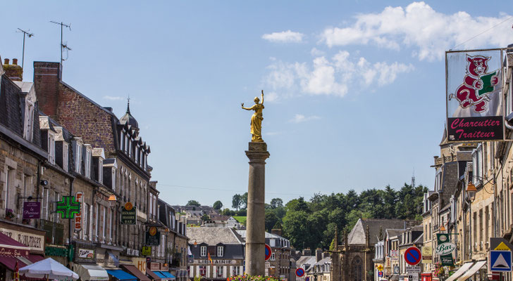 Villedieu-les-Poêles: der zweite Teil des Stadtnamens gibt einen Hinweis auf das dortige Handwerk - Pfannen (poêles) vorzugsweise aus Kupfer.