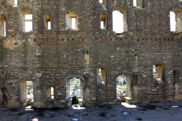 Das päpstliche Schloss wurde im 16. Jahrhundert in den Religionskriegen zerstört. Heute steht noch die imposante Ruine.