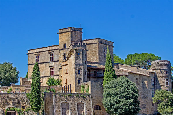 Das Château de Lourmarin wurde im 15 Jahrhundert auf den Grundmauern einer alten Festung erbaut - auch wenn man es auf den ersten Blick nicht sieht: Es ist ein Renaissance-Schloss