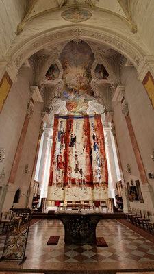 Fastentuch von Michael Hedwig in der Pfarrkirche St. Andrä, Lienz, Foto: Dekan Franz Troyer, Probehängung, 06.02.2024