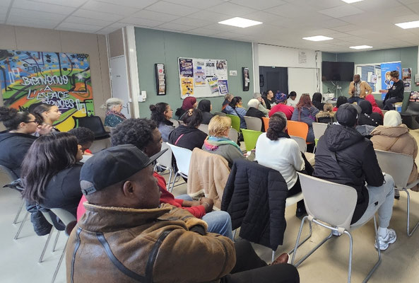 16/12/2025/: À Évreux, quartier Madeleine, Espace Jeunes. Intervention auprès de Mamans du quartier sur les dangers de la mauvaise utilisation d'internet de nos enfants. Un moment humain où les Mamans (et certains Papas) ont répondu présentes en nombre.