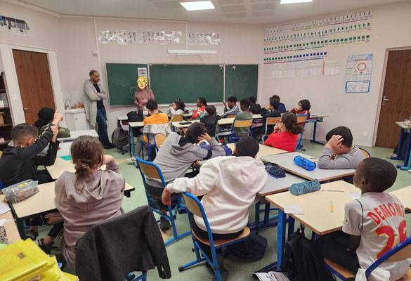 09/02/2024: À Creil, école primaire Montaigne. Intervention module FR "Dialogue Police/Jeunesse" en classe de CM2 avec Élodie et Walid, Policière et Policier. 