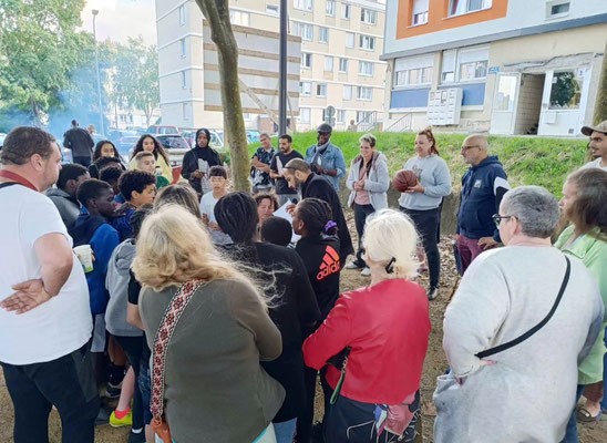23/07/2024: À Beauvais, quartier Saint-Lucien (Soie Vauban). Action en pied d'immeuble avec l'Ifpe, La Plume Asso et la maison des projets auprès des habitants du quartier. 