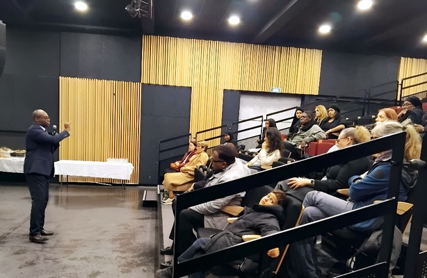 12/13/2025: À Montfermeil, Espace Léopold-Sédar-Senghor. Intervention dans la conférence sur la parentalité et la mauvaise utilisation des réseaux sociaux des enfants.