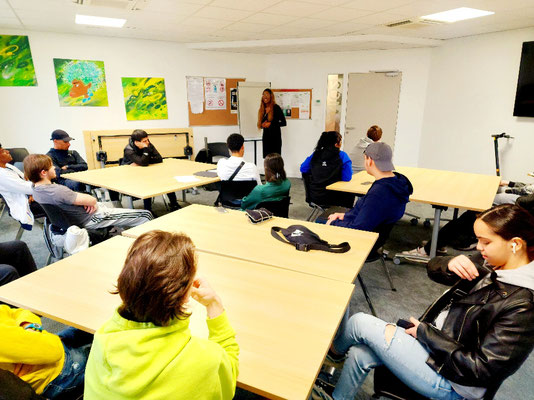 23/05/2023: À Nanterre, centre Afpa. Intervention auprès des jeunes de la Promo16-18 avec Jenyfer Magweth. Module FR "Les Addictions".