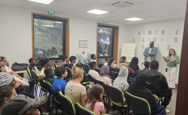 21/08/2025: Au Blanc-Mesnil, Service Social Départemental. Intervention auprès des familles dans le cadre de la rentrée solidaire 2025 sur les dangers de la mauvaise utilisation d'internet chez nos jeunes. 