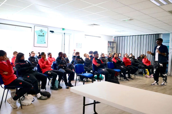 28/10/2025: À Fleury-Mérogis, centre de formation de Football FC Fleury 91. Intervention auprès des footballeuses U15, U17 et U19. Module FR "Être responsable face aux discriminations".
