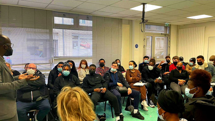 10/02/2022: À Creil. Intervention d'Abdoulaye Kanté module FR "Dialogue Police/Jeunesse"face aux jeunes de l'école de la 2e chance.