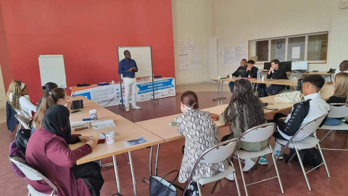 22/04/2022: À Clermont-de-l’Oise. Intervention d'Abel Boyi, Stephane Tiki et Ann-Katheryn Cleton au centre socioculturel auprès des jeunes de CJS, la Coopérative Jeunesse de Services. Travail sur l'employabilité. 