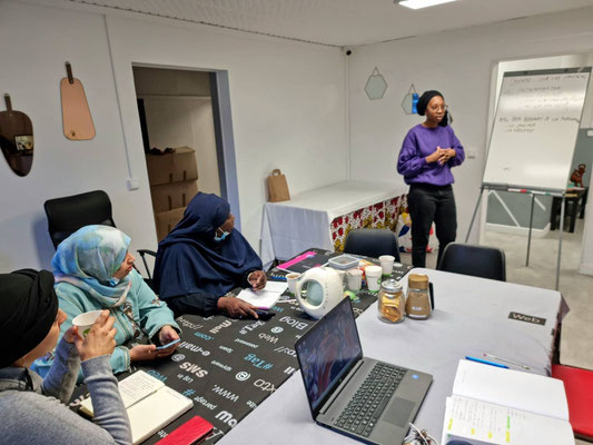 05/12/2021: À Mantes-la-Jolie, Intervention auprès des étudiantes de la formation "Entrepreneuriat au féminin" dans les locaux de l'association "Générations solidaires".