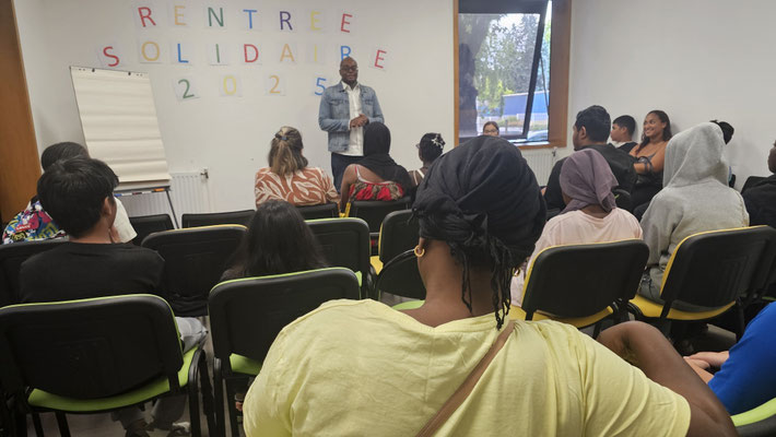 21/08/2025: Au Blanc-Mesnil, Service Social Départemental. Intervention auprès des familles dans le cadre de la rentrée solidaire 2025 sur les dangers de la mauvaise utilisation d'internet chez nos jeunes. 