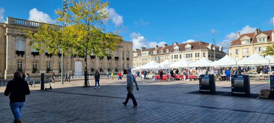 01/09/2022: À Beauvais. Avec Fatima Maussau et Hafida Mehadji lors de la brocante du livre organisée par l'association "DD - Délire D'Écrire" place de l'hôtel de ville.