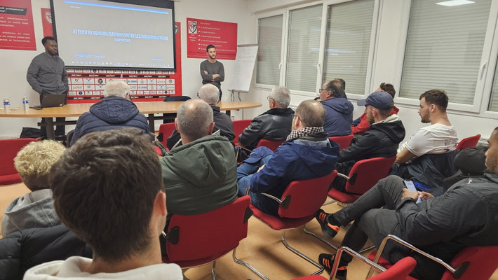29/10/2025: Boulogne-sur-Mer, USBCO,Union sportive Boulogne Côte d'Opale, le club de foot qui évolue en ligue 2.   , intervention auprès des responsables des clubs de supporters les plus importants de l'Institution sur les discriminations et leurs manifestations. 