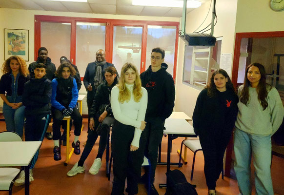 27/11/2023: À Élancourt, centre Afpa. Intervention auprès des jeunes de la Promo16-18 avec Sarah Frikh, module FR "Les comportements numériques/Le harcèlement".