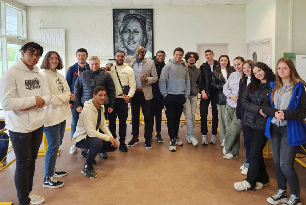 17/04/2023: À Clermont de l'Oise, centre socioculturel. Intervention auprès des jeunes du dispositif CJS (Coopérative Jeunesse de Services). 