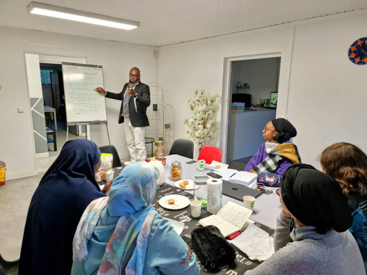 05/12/2021: À Mantes-la-Jolie, Intervention auprès des étudiantes de la formation "Entrepreneuriat au féminin" dans les locaux de l'association "Générations solidaires".